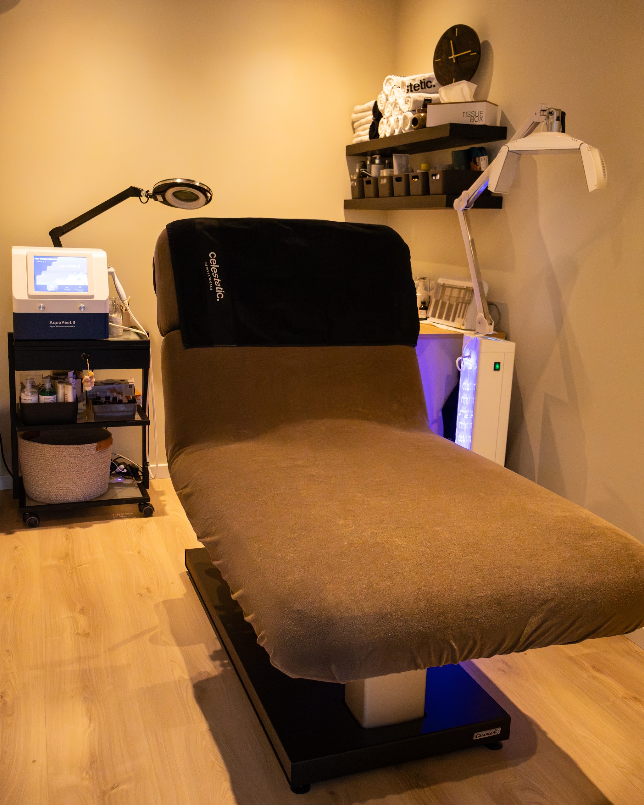 De behandelkamer van The Beautylife by Mirre, met de behandelstoel en de apparatuur