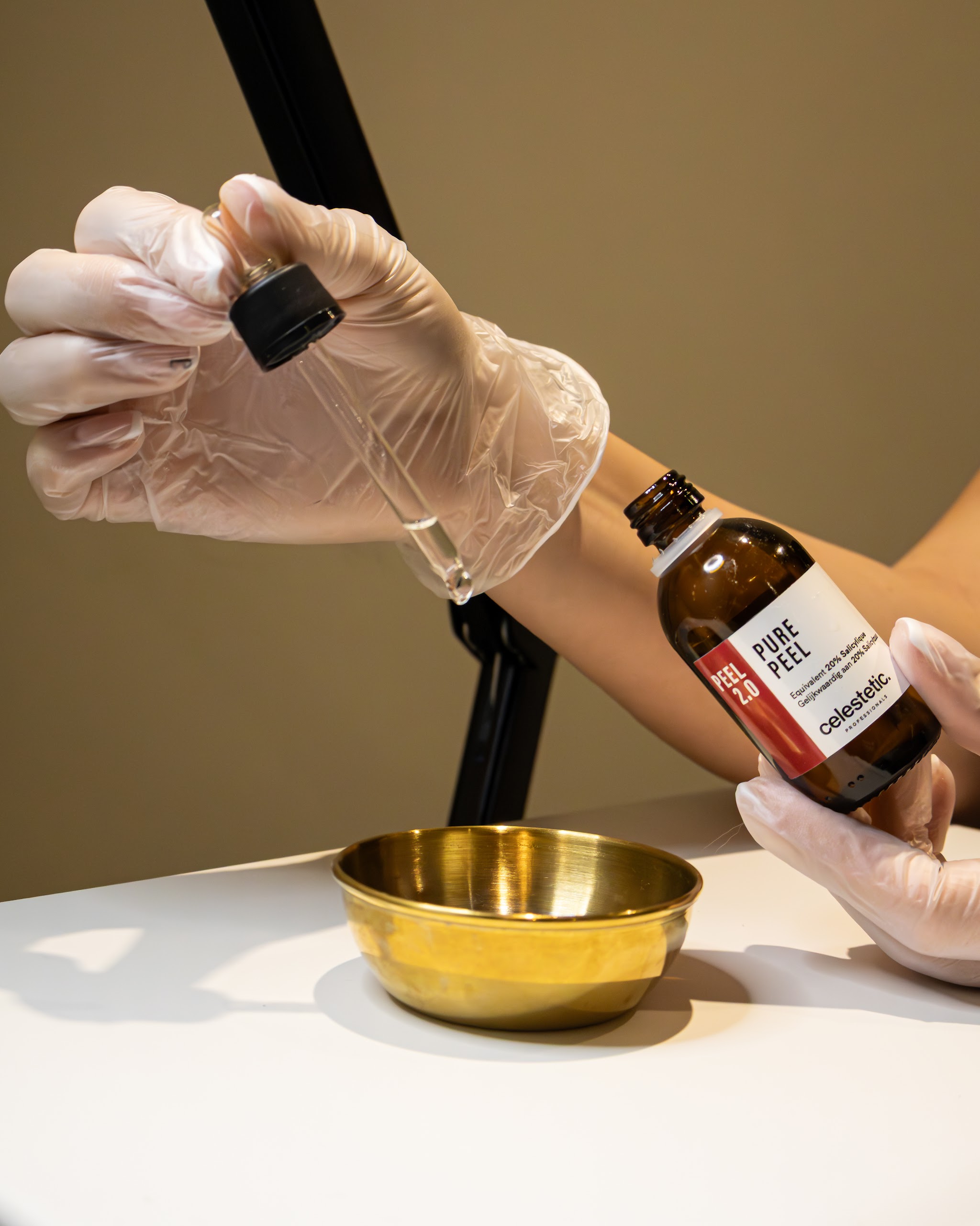 Een peeling van Celestetic wordt klaargemaakt in een gouden schaaltje