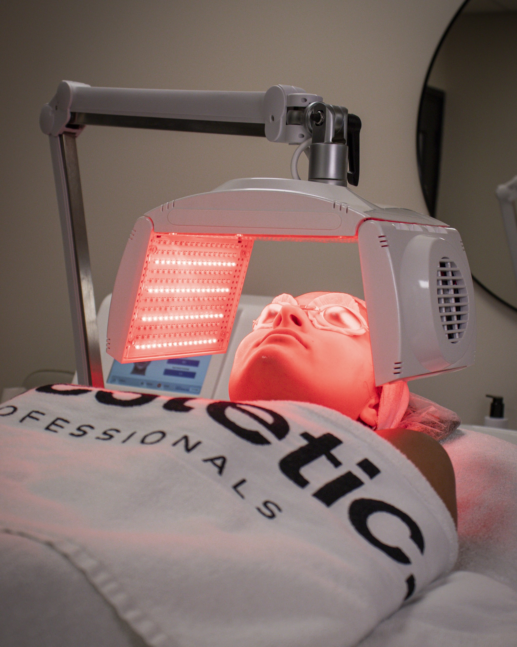 Een behandeling met ledlicht onder een handdoek van Celestetic