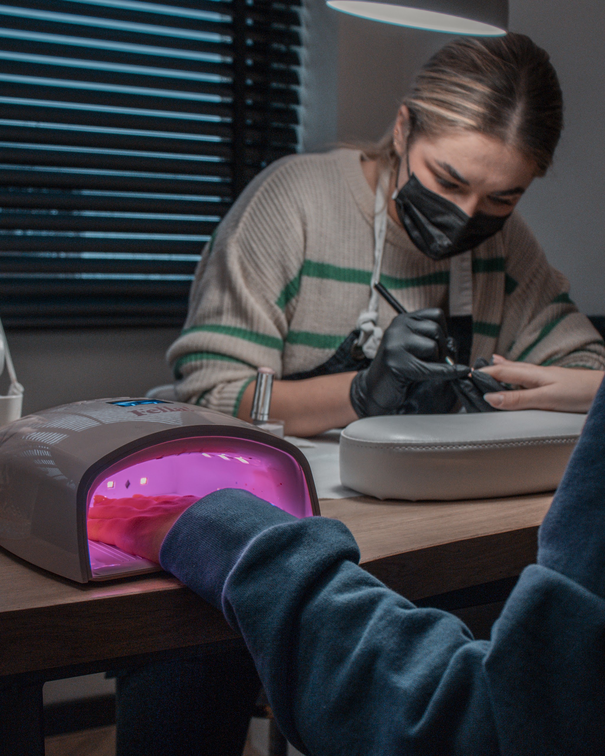 Nagels worden gezet onder de lamp