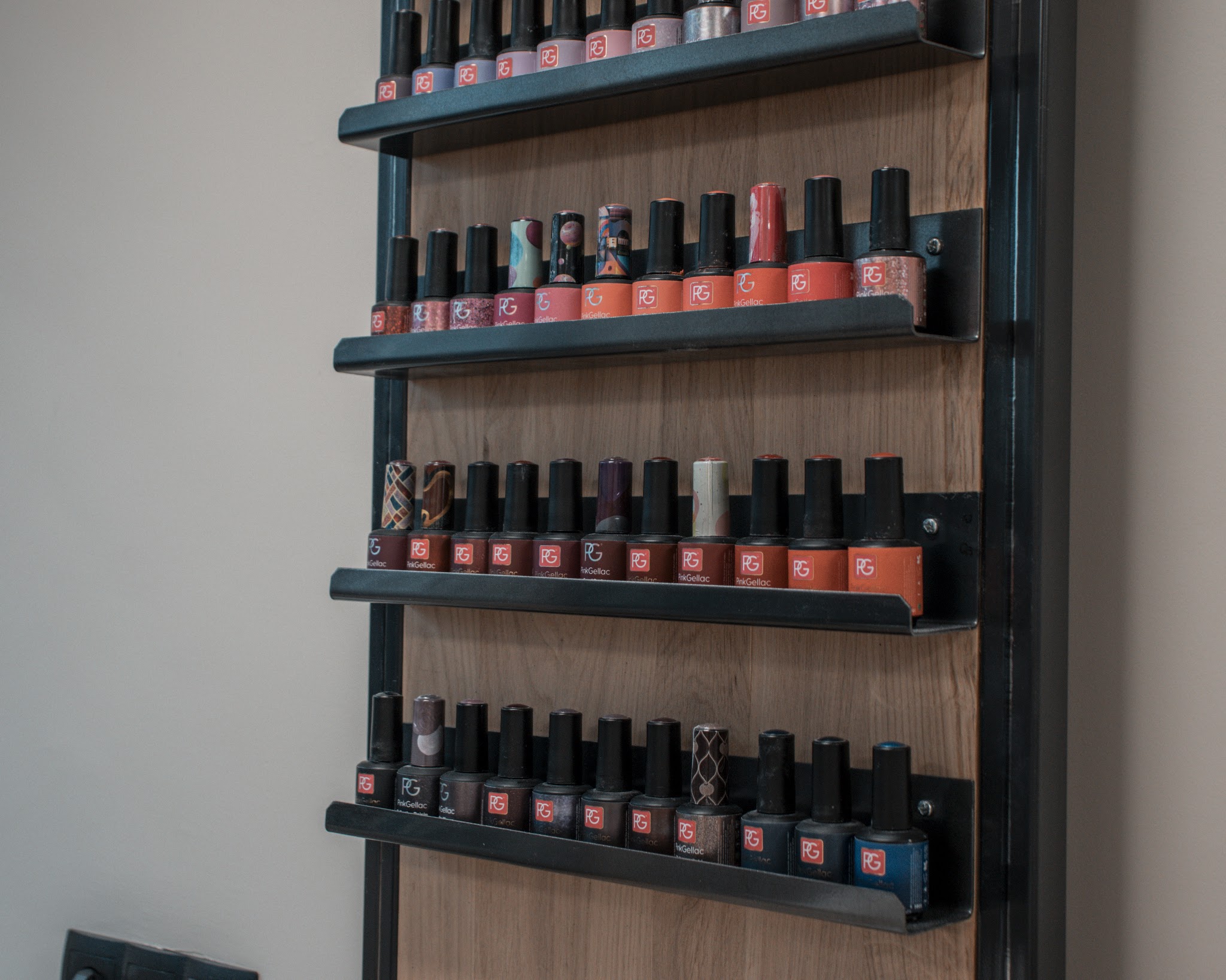 De wand met gellackleuren in de salon