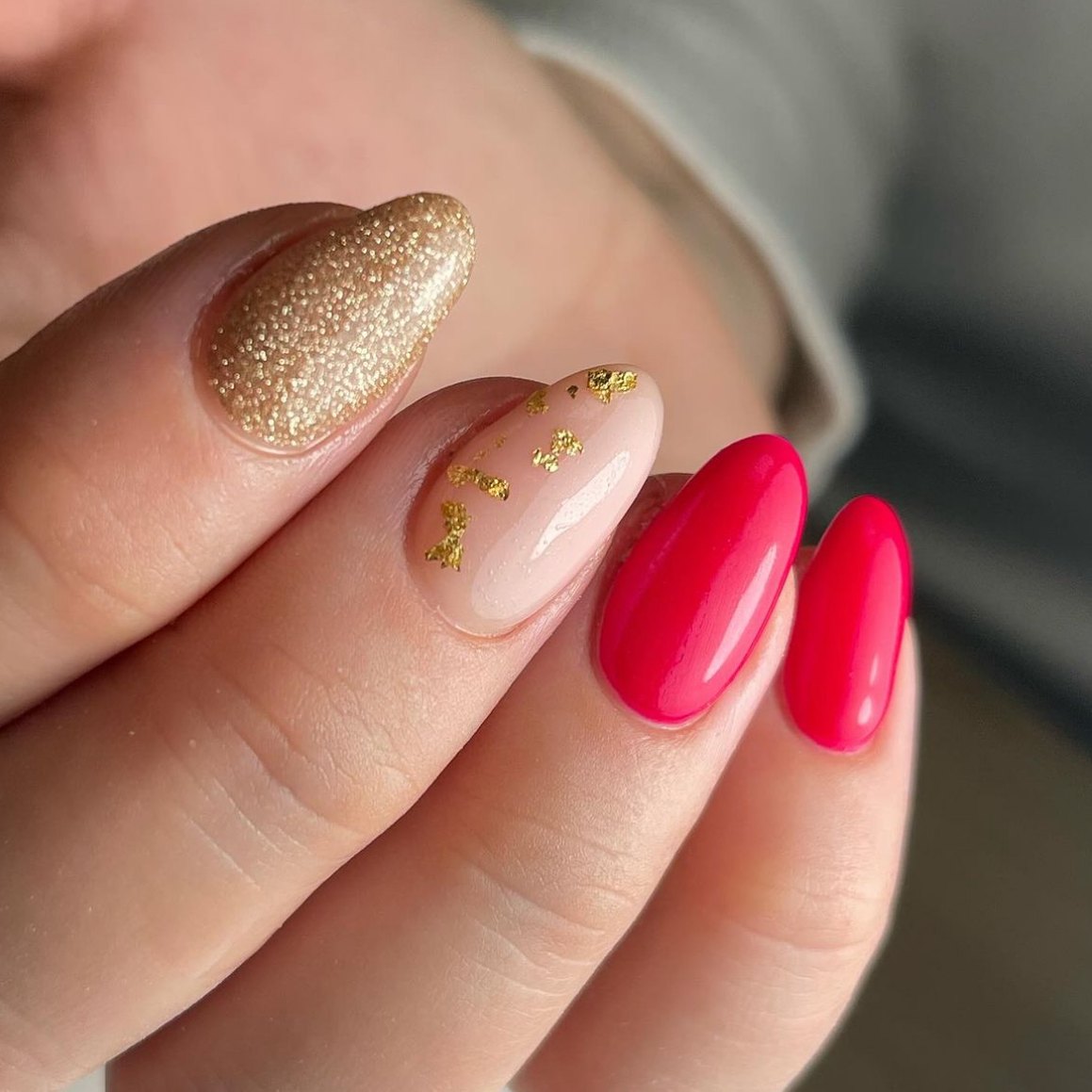 Nagels met goudglitter en rode lak